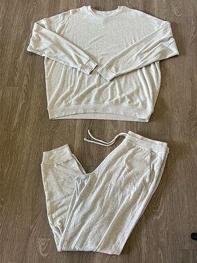 ALO Yoga Neutral Light Beige Sweatshirt Interior Tag View
